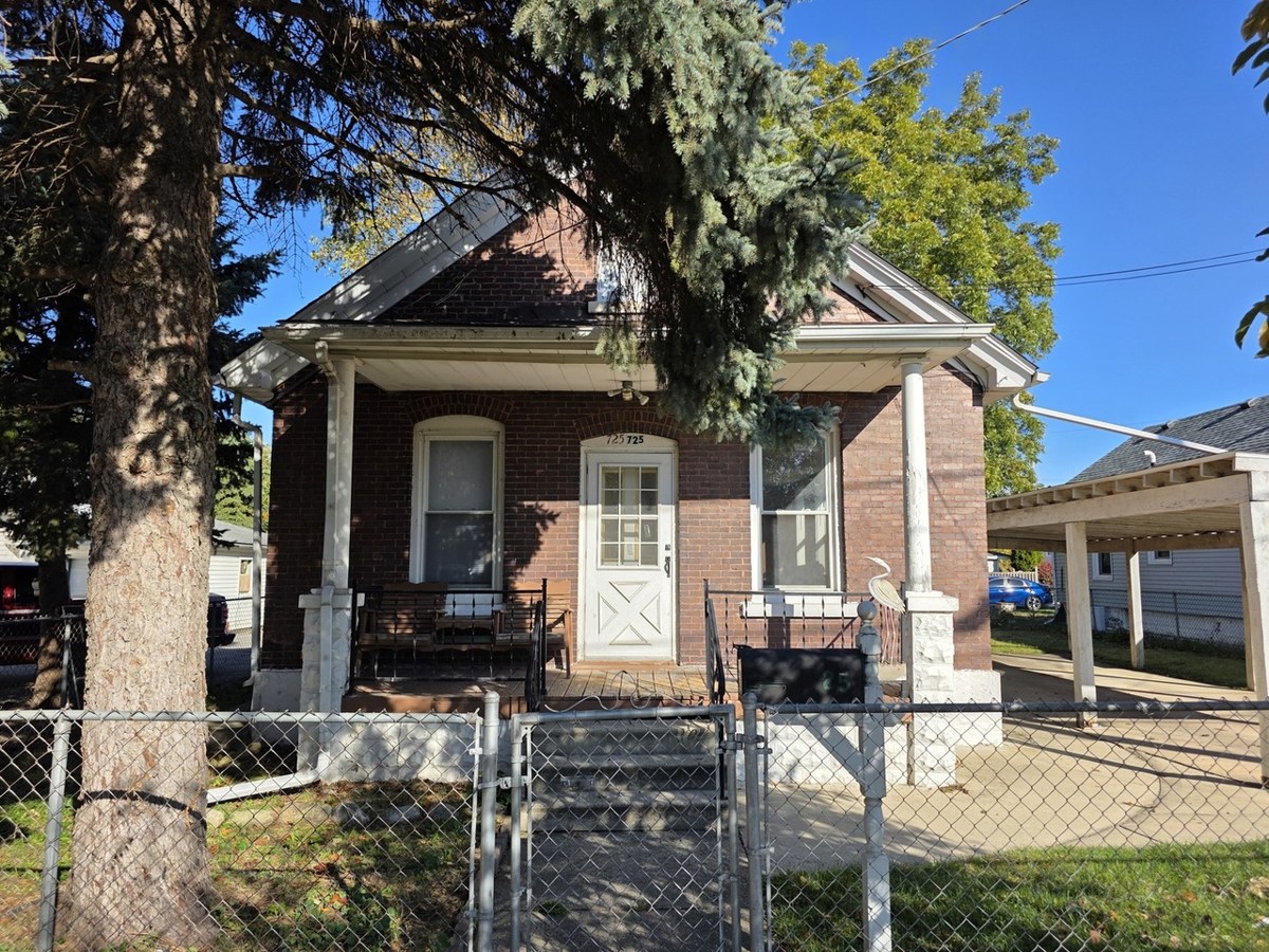 725 Chase Ave from the street